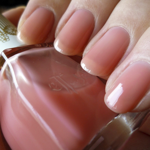 エテュセ　花束ピンクを塗った爪